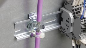 Die SKL-Schirmklammern von Icotek sind wartungsfrei und in vielen Montagevarianten erhältlich, unter anderem für Hutschienen in Schaltschränken. (Bild: Icotek)