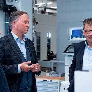 Beat Aeschlimann, Simon Michel und Frank Mengis (v. l. n. r.) im neuen Werkzeugbau.(Bild:  Ypsomed)