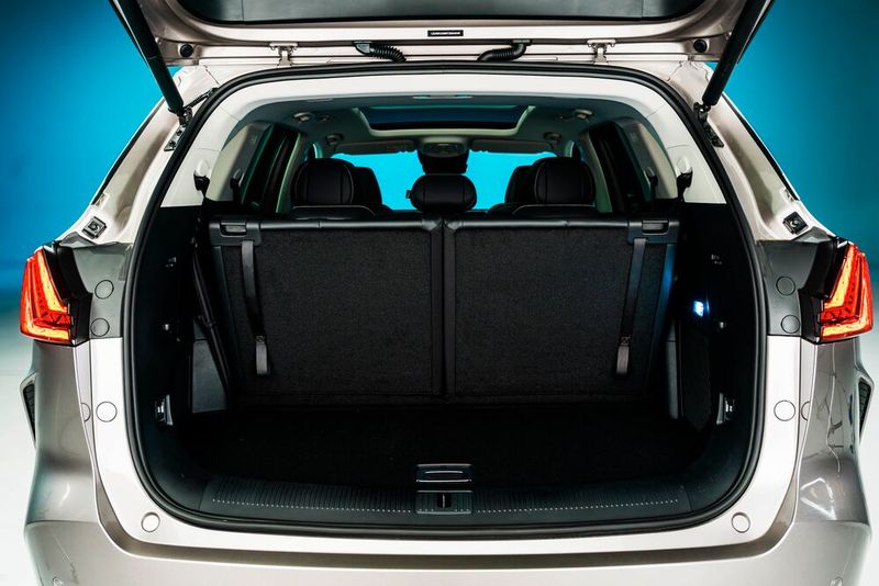 Selbst bei voller Bestuhlung bietet der MG9S einen über 330 Liter großen Kofferraum. (Bild: MG Motor)