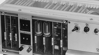 Ab 1969 brachte Pilz das Europilz-System auf den Markt – festverdrahtete Steuerungstechnik als Ursprung der programmierbaren Sicherheitssteuerungen. Auf Basis des Europilz-Systems konnte Pilz 1974 die Forderung des Marktes nach „freier Programmierung mit der Steuerung PC4K erfüllen. (Bild: Pilz)