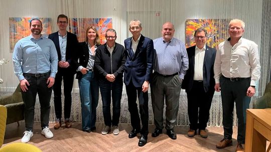 Teilnehmer der gemeinsamen Vorstandssitzung im März 2026, bei der Current/OS und die Open DC Alliance eine Absichtserklärung unterzeichneten mit dem Ziel, die Energie-Effizienz in Einrichtungen zu verbessern.(Bild:  Current/OS, Open DC Alliance)