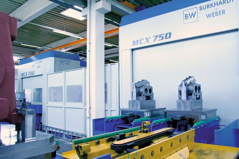 Bild 5: Die Vorrichtung übernimmt das Werkstück von der Maschine und platziert es auf das Palettentransportshuttle. (Bild: Burkhardt + Weber)