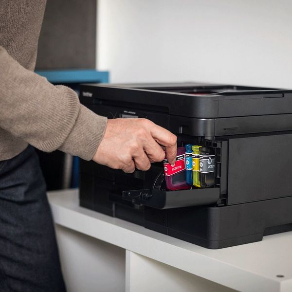 Ebenso wie die anderen neuen Tintenstrahler nutzt der MFC-J4550DW Tintenpatronen für die vier Druckfarben. (Bild: Brother)