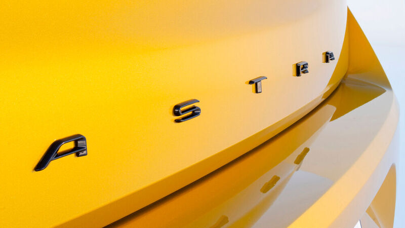 Modisch: Der Astra-Schriftzug prangt auf der Heckklappe. (Bild: Opel)