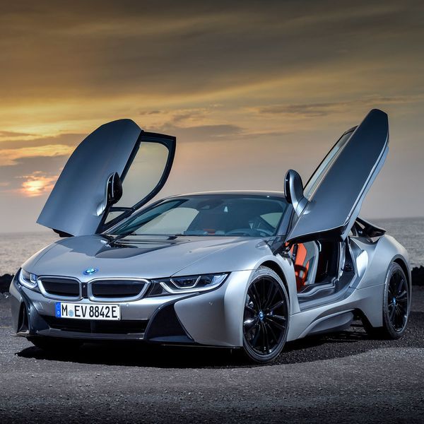 Platz 3: BMW stellt neue Hybrid-Modelle vor – Auf der Los Angeles Auto Show stellte BMW erstmals seine neuen Hybrid-Modelle vor. Der BMW i8 Roadster und das i8 Coupé sollen durch die optimierte E-Drive Technologie noch dynamischer sein und eine bessere Reichweite haben.  (BMW / Wilfried Wulff)