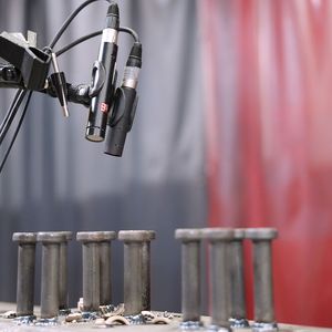 Die Qualität der Schweißnaht kann anhand des kurzen Schweißmoments beurteilt werden. Das Fraunhofer IDMT sucht in diesem Projekt nach der besten akustischen Sensorik, um die akustische Beurteilung zu automatisieren und eine Prozessüberwachung zu ermöglichen.(Bild:  Fraunhofer IDMT)