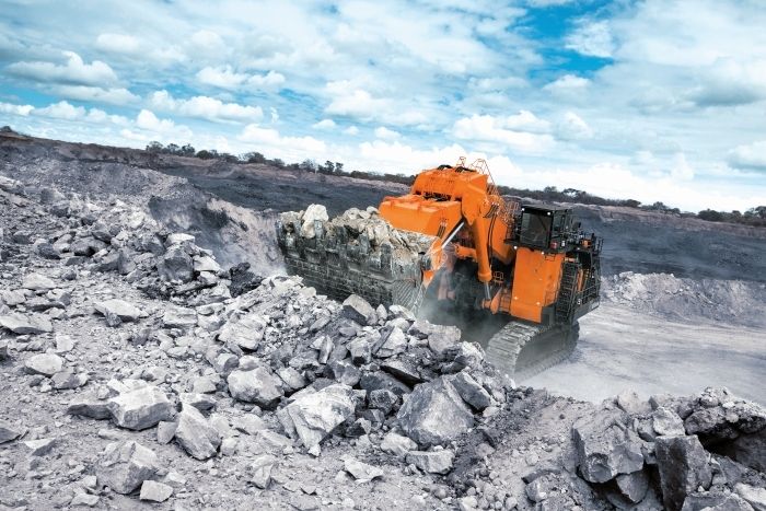Der EX 8000-6 ist Hitachis schwerster Bagger. Mit seinen 19 Metern und 837 Tonnen liegt er auf Platz 6. In den Tank des japanischen Monstrums passen ganze 14.900 Liter Benzin.  
Weitere Informationen erhalten Sie auch auf der Seite Maschinensucher. (Bild:  Hitachi,  CC BY-SA 3.0;  http://presse.maschinensucher.de/images/mf-ex8000-6-001-rrd-781919) (Bild: Hitachi)