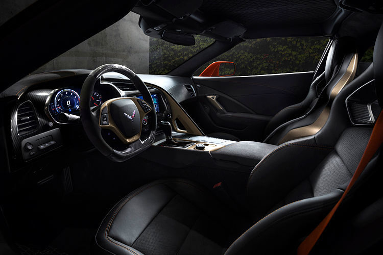 Das Interieur ist sportlich und luxuriös zugleich: Nappalleder, Alcanatra und Carbon prägen den Innenraum.  (Chevrolet)