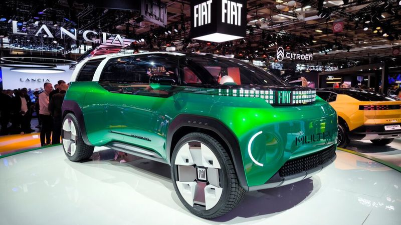 Fiat unveiled the Multiplay, which builds on the legacy of the Multipla from the 1990s. The concept car transforms from a van into an SUV and then into a pickup truck. (Image:sp-x)