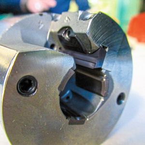 Das konventionelle Werkzeug für das Aussenreiben mit drei Führungsleisten und der einschneidigen Wendeschneidplatte.  (Bild:  Vollrath)