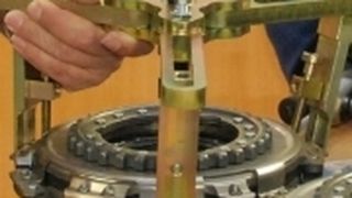 Luk-Spezialwerkzeug für die Kupplungsmontage. (Archiv: Vogel Business Media)