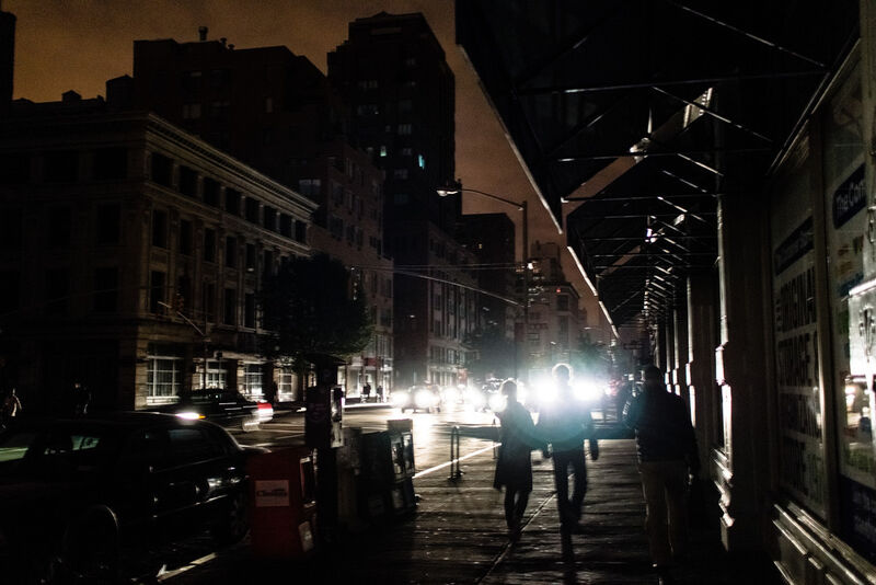 Das einzige Licht in der Stadt beleuchtete die Lkw der Arbeiter des Stromkonzerns , die die Leitungen reparierten, so Spiegel online. (Bild: Dan Nguyen, CC BY 2.0, flickr.com)