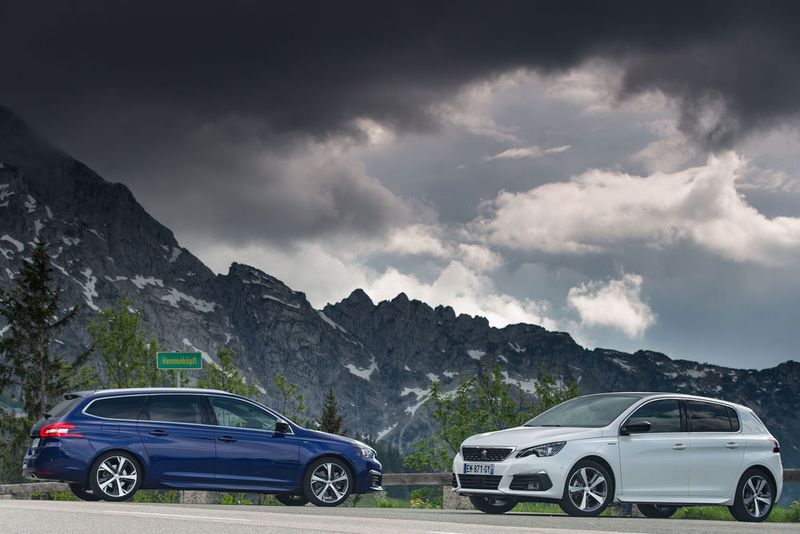 Wie bisher gibt es den 308 als 4,25 Meter langen Fünftürer sowie als 4,58 Meter langen Kombi.  (Peugeot)