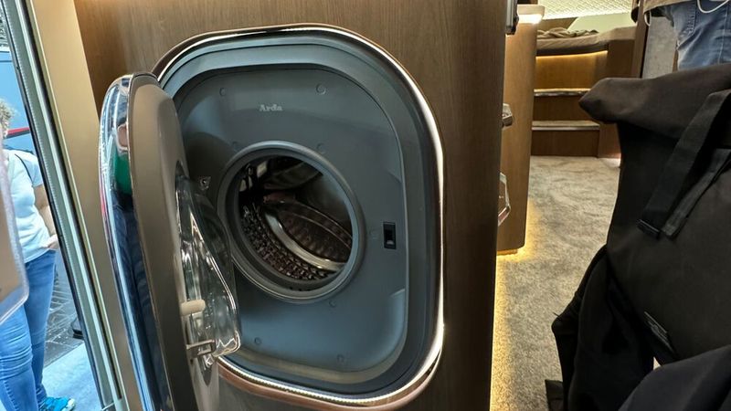 Der Liner hat auch eine kleine Waschmaschine an Bord. (Bild: Deddle RV)