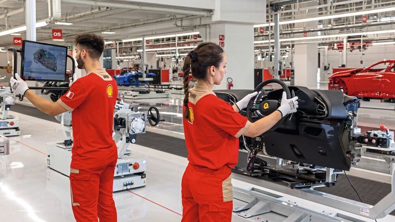 In der E-Factory von Ferrari gibt es weniger Montageroboter, dafür mehr Menschen, die schrauben. (Bild: Ferrari)