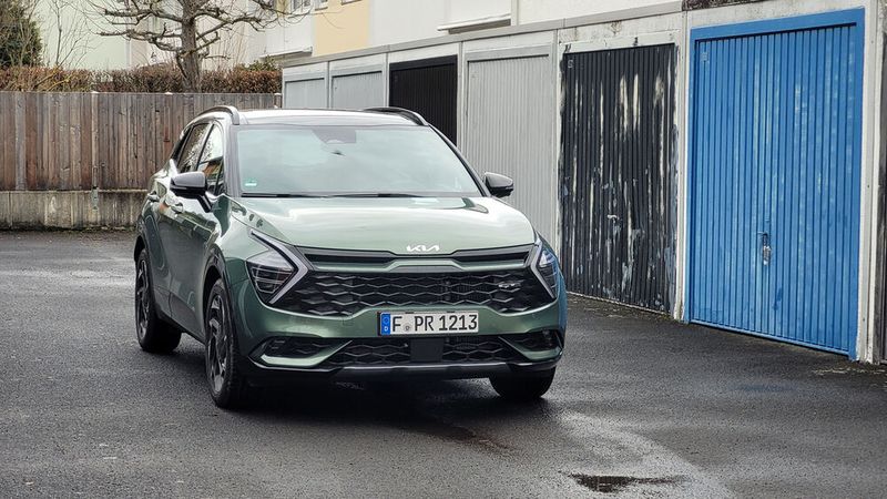 2. Das Design: Die Optik bei Kia wird eigenwilliger. Der neue Sportage reiht sich da ein, mit seiner massiven, zerklüfteten Front, die von bumerangförmigen Tagfahrlichtern eingerahmt ist. Ob einem das gefällt, ist Geschmackssache. In der Redaktion gehen die Meinungen darüber auseinander. Was Kia auf jeden Fall geschafft hat: Der Sportage fällt auf und ist auf den ersten Blick zu erkennen – auch im Rückspiegel.  (Bild: Wehner/Vogel Communications Group)