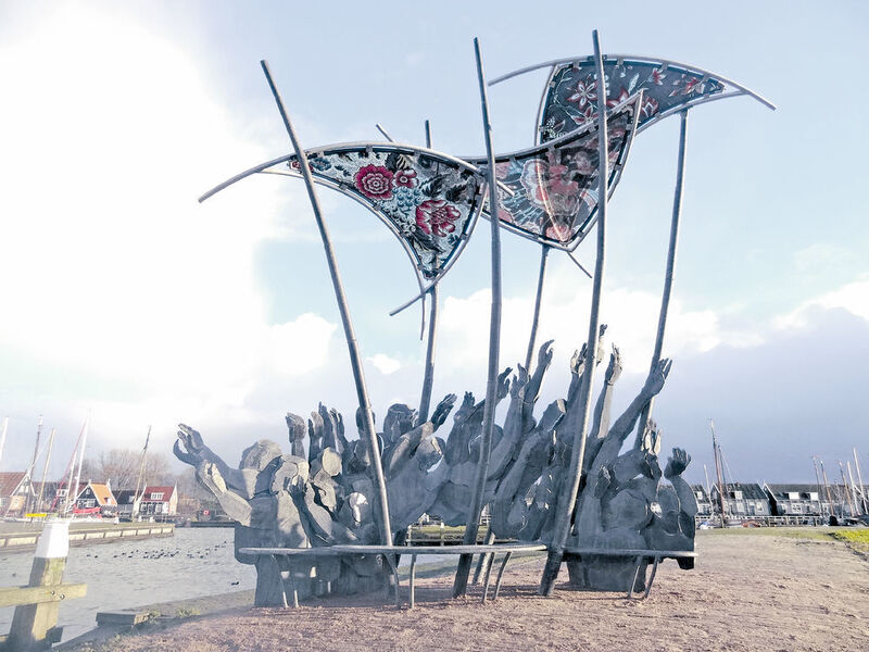 Seit Anfang 2016, zum 100. Jahrestag der Flut, gibt es an der Küste von Marken ein Denkmal, dass an die Ereignisse von 1916 erinnern soll. „The Wave“ ist ein Schaffenswerk der Künstlerin Linda Verkaaik aus Nijkerk. (Linda Verkaaik)