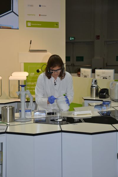 Smartlab auf der Labvolution 2019: Use Case „Bioreaktorinduktion“ Beim Einwiegen des IPTGs sieht Schlaugat das aktuelle Probengewicht als Projektion in den Labglasses.  (Bild: LABORPRAXIS, C. Lüttmann)