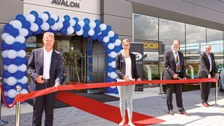 Große Neueröffnung im kleinen Kreis: (v. li.) Bernhard Linnenschmidt, Geschäftsführer Einzelhandel und Mitglied der Geschäftsleitung Emil Frey Deutschland, Oberbürgermeisterin Katrin Albsteiger, Jan Kaas van der Stelt, Geschäftsführer von Jaguar Land Rover Deutschland, und Standortleiter Andreas Dobbert.  (Bild: Emil Frey)