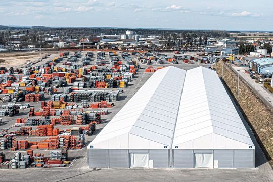 Große Breiten setzt Herchenbach Industrial Buildings auch als doppelschiffige oder mehrschiffige Hallen um. Große Breiten setzt Herchenbach Industrial Buildings auch als doppelschiffige oder mehrschiffige Hallen um.