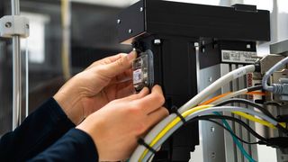 Das Industrial IoT Sensor Gerät „SCD – Sense Connect Detect“ erfasst Daten von Maschinen und Anlagen. SCD ist ein Multitalent mit vier verschiedenen Sensoren (Beschleunigungssensor, Temperatursensor, Lichtsensor, Magnetometer). (Bosch)