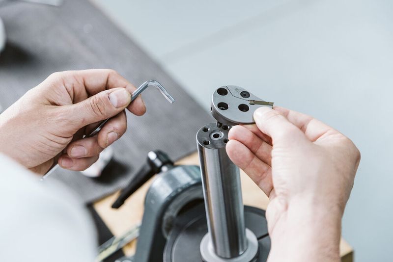 Denkbar einfach ist das Wechseln der Einstechwerkzeuge auch am modularen Wechselkopfsystem Maxichange GX für das Einstechen. Ansetzen ... (Bild: Ceratizit)