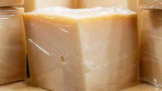 Polymermaterialien, aus denen beispielsweise Verpackungen für Käse hergestellt werden, können den Geruch des verpackten Guts annehmen. Solche Geruchsbelastungen limitieren die Recyclingchance der Altkunststoffe. (Bild: ©Algecireño - stock.adobe.com)