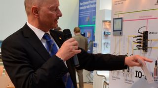 Lorenz Hohmann, Business Development Manager Export von Jumo, erklärt digiLine: Ein System zur digitalen Datenübertragung zur Optimierung des Energieverbrauchs. (Viola Neue)