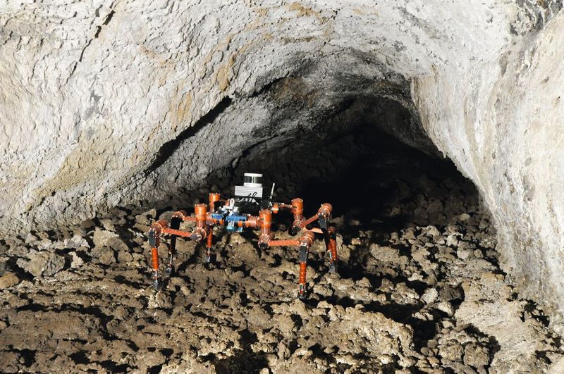 Bei dieser komplexen Aufgabe wird der Roboter durch einen menschlichen Operator  unterstützt. Dafür entwickelten die Wissenschaftler eine weltraumtaugliche Kommunikationslösung. (DFKI GmbH)
