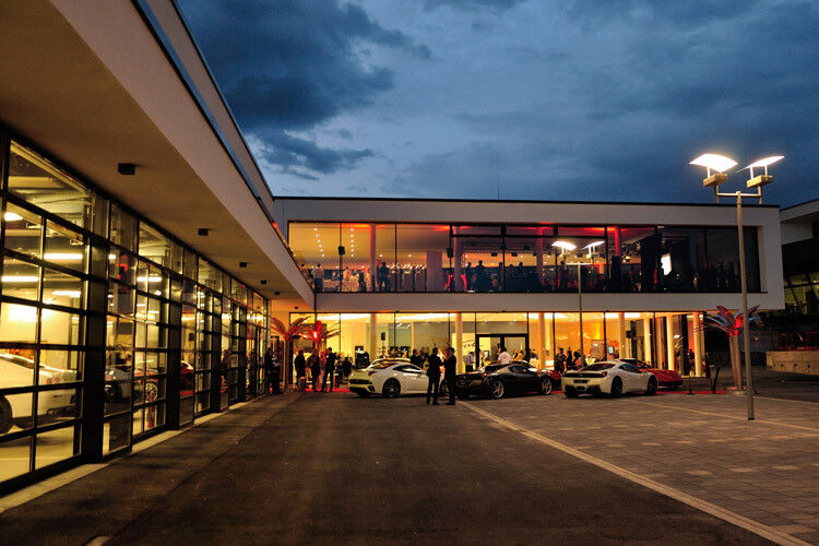 Neben 3.000 Quadratmetern Ausstellungsfläche gehört ein 1.000 Quadratmeter großer Servicebereich zum Betrieb. (Foto: Ferrari)