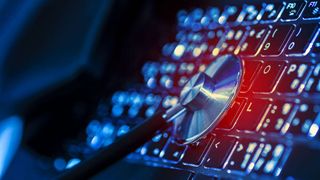 Wer sichere Software will, sollte sich nicht nur auf Symptomsuche begeben, sondern prophylaktisch im Software Development Lifecycle ansetzen. (©Witthaya - stock.adobe.com)