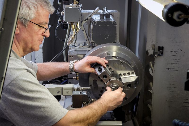 Hoch qualifizierte Mitarbeiter sorgen bei ESTECH Indus­tries für hohe Prozesssicherheit und für qualitativ perfekte Werkstücke und Baugruppen. (Bilder: Thomas Entzeroth)