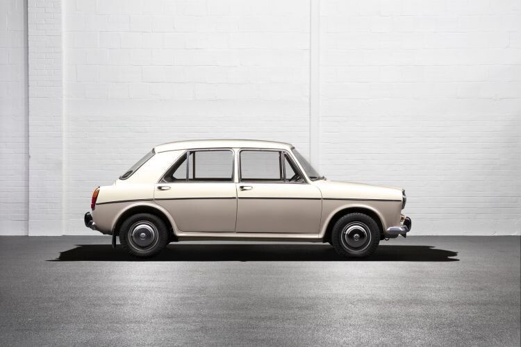 Der Morris 1100/1300, gebaut von 1962 bis 1974. Er wurde ebenfalls von Mini-Erfinder Alec Issigonis entworfen und sollte ein innovatives Auto sein. Auch er besaß einen quer eingebauten Frontmotor sowie die „Hydrolastic’“-Federung – eine Verbundfederung aus Gummielementen und Flüssigkeitsverdrängern. (Foto: BMW Group)