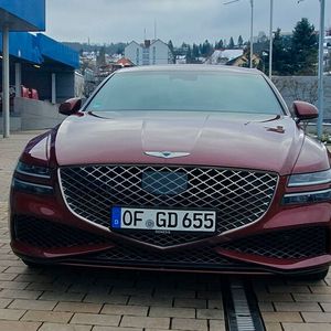 Die Marke: Genesis ist ein klarer Underdog unter den Automarken. Wer in der Statistik der KBA-Neuzulassungen nach den deutschen Genesis-Verkaufszahlen sucht, wird nicht fündig werden. Sie laufen bei Hyundai unter der Rubrik „Sonstige Modelle“. Dass sich die Zulassungen hierzulande im homöopatischen Bereich bewegen, ist mit Blick auf das Preis-Leistungs-Verhältnis, die Verarbeitung, das Design und das vollumfängliche fünfjährige Rundum-sorglos-Angebot, das Genesis mit anbietet, schwer verständlich. Das Paket inkludiert unter anderem alle Wartungs- und Serviceleistungen (bis 75.000 Kilometer), einen Abhol- und Lieferservice sowie eine kostenlose Ersatzmobilität.(Bild:  Mauritz – »kfz-betrieb«)