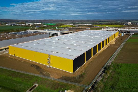 (Das insgesamt 74.000 Quadratmetern große Logistikzentrum bietet 38 Verladetore und 4 ebenerdige Zufahrtstore.  (Bild: LIP Invest))