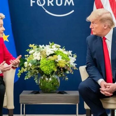 Vor Kurzem fanden Gespräche zwischen Ursula von der Leyen und dem US-Präsidenten in Schottland statt, um die drohende Eskalation mit den Zöllen im Vorfeld zu entschärfen. Das Ergebnis sei vor allem für die deutsche Autoindustrie nicht erquickend ... (Bild: AP)