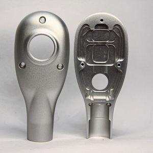 Gehäuse aus Aluminium für Flugzeug-Leseleuchten: Das gleitgeschliffene, mit Glasperlen gestrahlte 5-Achs-Frästeil darf nach dem Eloxieren keinerlei Bearbeitungsspuren mehr aufweisen.(Bild:  Circle)