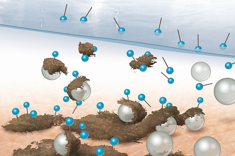 Die patentierten „Active Soft Pearls“ (ASP), Wachsperlen aus hydriertem Rizinusöl, arbeiten nicht wie herkömmliche Mittel mit mechanischem Abrieb – sondern binden die Schmutzpartikel durch ihre lipophile Oberflächenstruktur. (Foto: PGP)