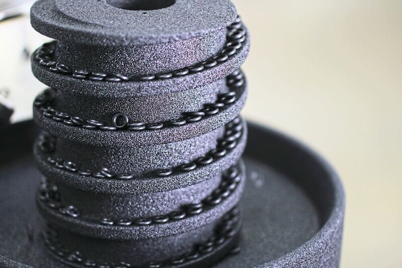 Mit dem Außenwendelförderer lassen sich beispielsweise Ringe zuverlässig befördern. (DPS Software)