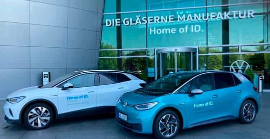 So ein Bild wird sich vor der Gläsernen Manufaktur von VW in Dresden wohl kaum noch bieten. Denn heute ist der letzte ID.3 gefertigt worden, der einen Ehrenplatz erhalten wird. Es folgen nun umfangreiche Änderungen, was die Weiternutzung der Einrichtung angeht ...(Bild:  Volkswagen)