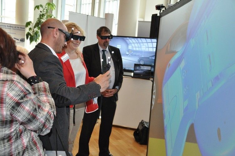 Am Stand von ESI konnten Interessierte das sogenannte Virtual Prototyping selbst ausprobieren, bei dem mittels 3D-Brille und Handbedienung das Fahrzeug virtuell erprobt wird. (Foto: Carhs / Jessica Demirkaya)