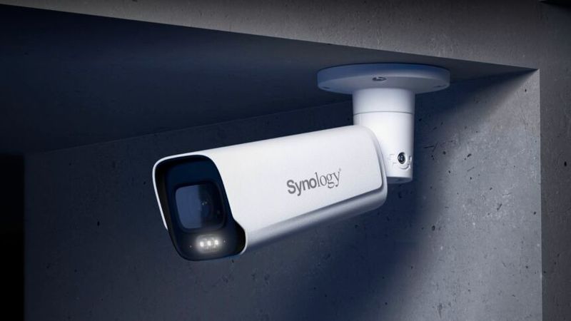 Die Überwachungskamera Synology BC800Z bietet KI-gestützte Erkennung und Ereignisanalysen direkt am Edge.(Bild:  Synology)