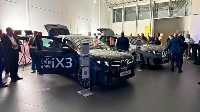 Der neue BMW iX3 stieß bei der Markteinführung bei Hofmann Automobile auf großes Interesse; auch bei zahlreichen Fahrern anderer Marken.(Bild:  Hofmann Automobile)