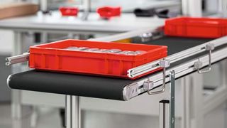 Mit dem neuen Relingsystem können Stück- und Schüttgut sowie Kleinladungsträger sicher auf den Förderbändern transportiert werden.  (Bild: Item)