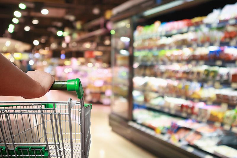 Sie: „Schatz, wir haben kein Brot mehr. Könntest du bitte zum Supermarkt gehen und eins holen? Und wenn sie Eier haben, bring sechs Stück mit.“ Nach kurzer Zeit kommt er wieder zurück und hat sechs Brote dabei. Sie: „Warum nur hast du sechs Brote gekauft?“ Er (zuckt mit den Schultern): „Sie hatten Eier.“  (Piman Khrutmuang - stock.adobe.com)