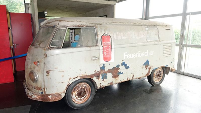 Dieser Bulli Baujahr 1950 gehört zu den Top Ten der ältesten, noch existierenden Bullis. Vieles an ihm ist noch original, manches jedoch wurde im Laufe der 19 Jahre, die der noch in Wolfsburg gebaute Bus auf deutschen Straßen verbrachte, durch jüngere Komponenten ersetzt. Dazu gehören die Ausstellfenster in den Türen. (Bild: Dominsky – VCG)