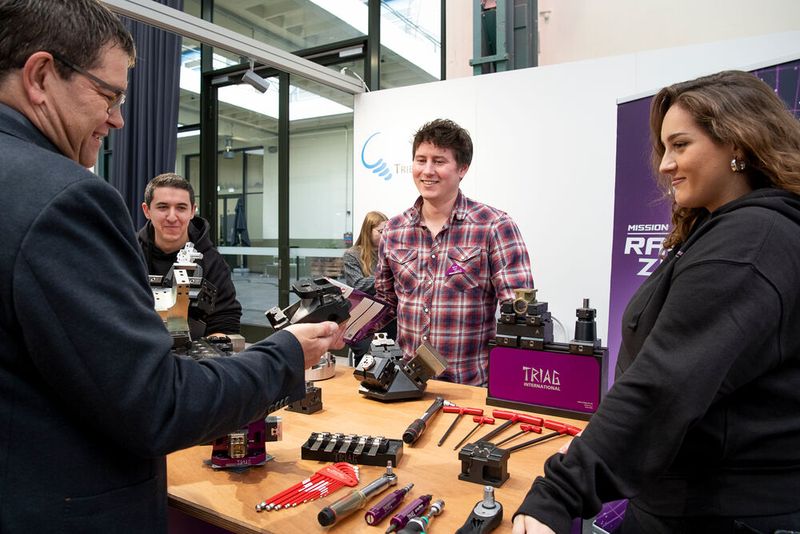 Bei der Triag International AG sind die Auszubildenden verantwortlich für den Messeauftritt beim Swiss Prodcution Forum. (Bild: Thomas Entzeroth)