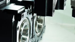 Die Multi-S-Baureihe zeichnet sich durch ihren geringen Platzbedarf aus. Eine Maschine in der Version mit 16 Stationen (hydraulisch oder CNC) inklusive Schaltschrank benötigt rund 15 m². (Spada)