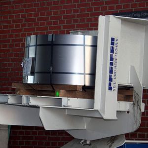 Coil-Wendevorgang: Die Drehachse des Wendetischs ist um 47° zur Horizontalen geneigt. So verläuft die Mittellinie der Drehachse durch den Schwerpunkt des Coils, das erforderliche Drehmoment bleibt minimal und die Standfestigkeit ist gewährleistet.