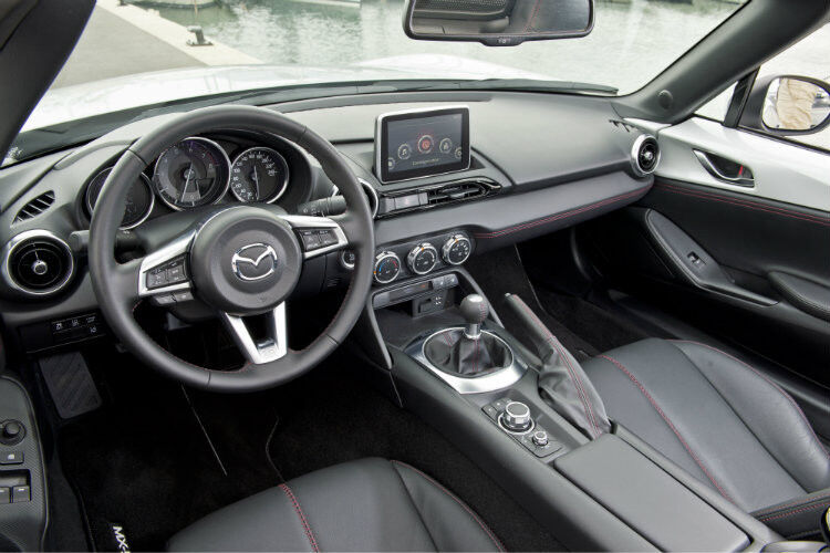 Die Instrumente, das Lenkrad und die Bedienelemente sind streng symetrisch angeordnet. (Foto: Mazda)